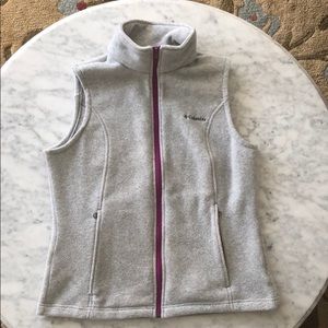 Women’s fleece Columbia vest with pink accents.